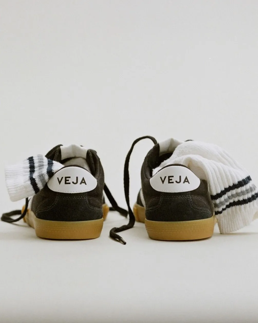 VOLLEY CANVAS BLACK WHITE NATURAL<VEJA Fashion